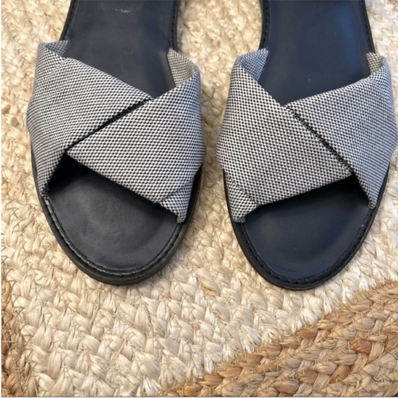 Vince Idara Open Toe Twisted D’Orsay Navy White Sandal Flats Size 9 - Picture 8 of 13